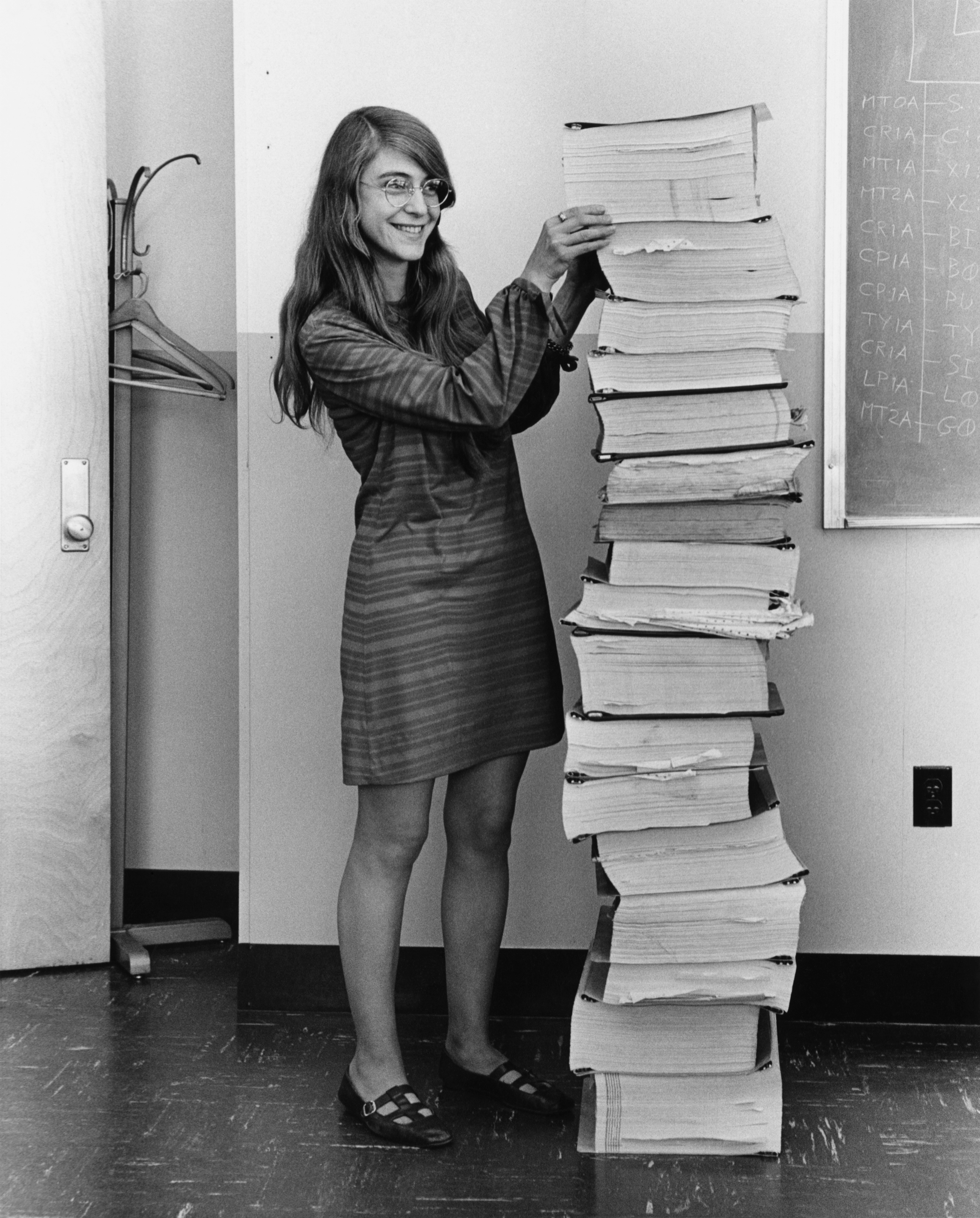 Margaret Hamilton junto al software de navegación que ella y su equipo MIT produjeron para el Programa Apolo (imagen de Wikipedia con licencia Dominio Público)